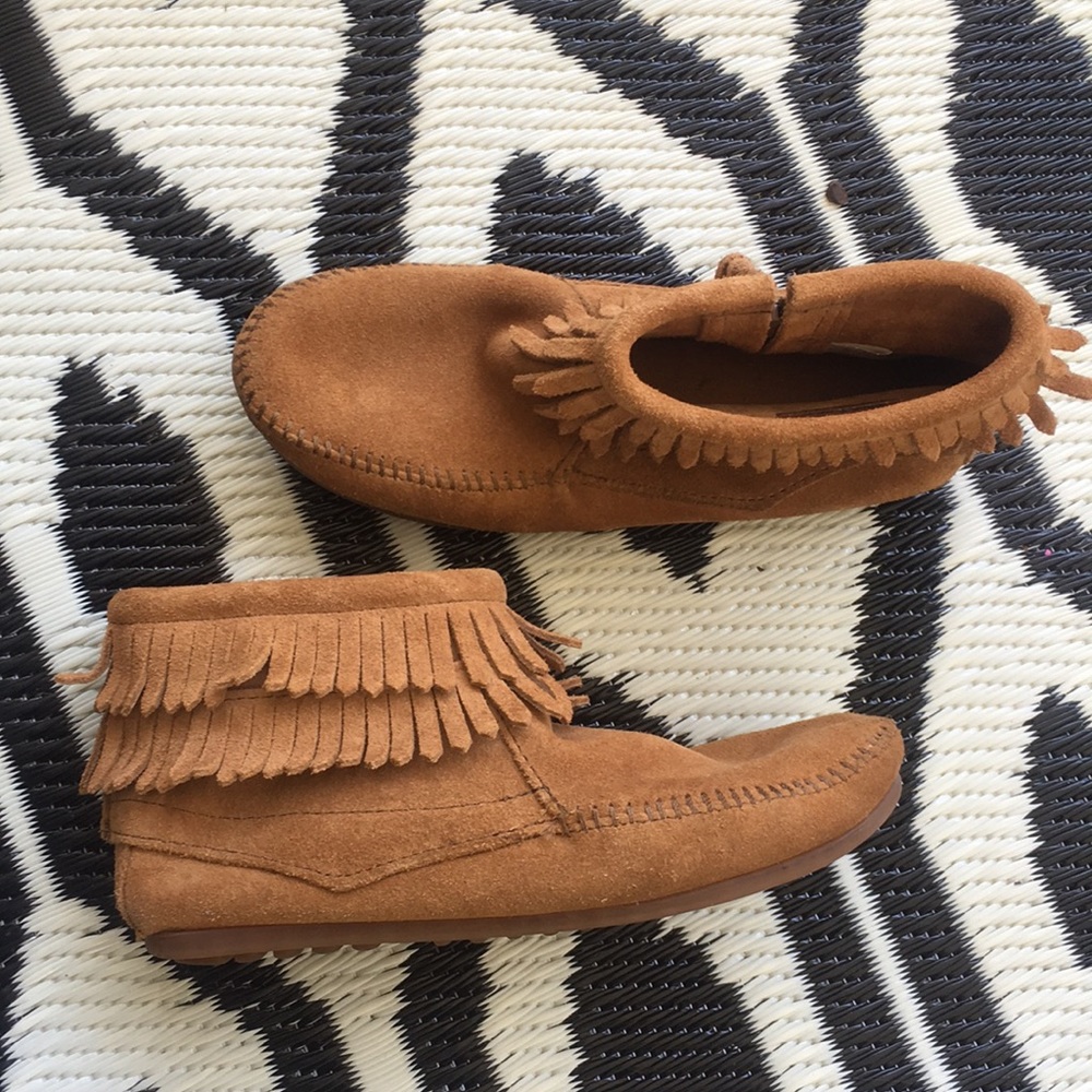 Minnetonka ankle booties moccasins suede fringe 7